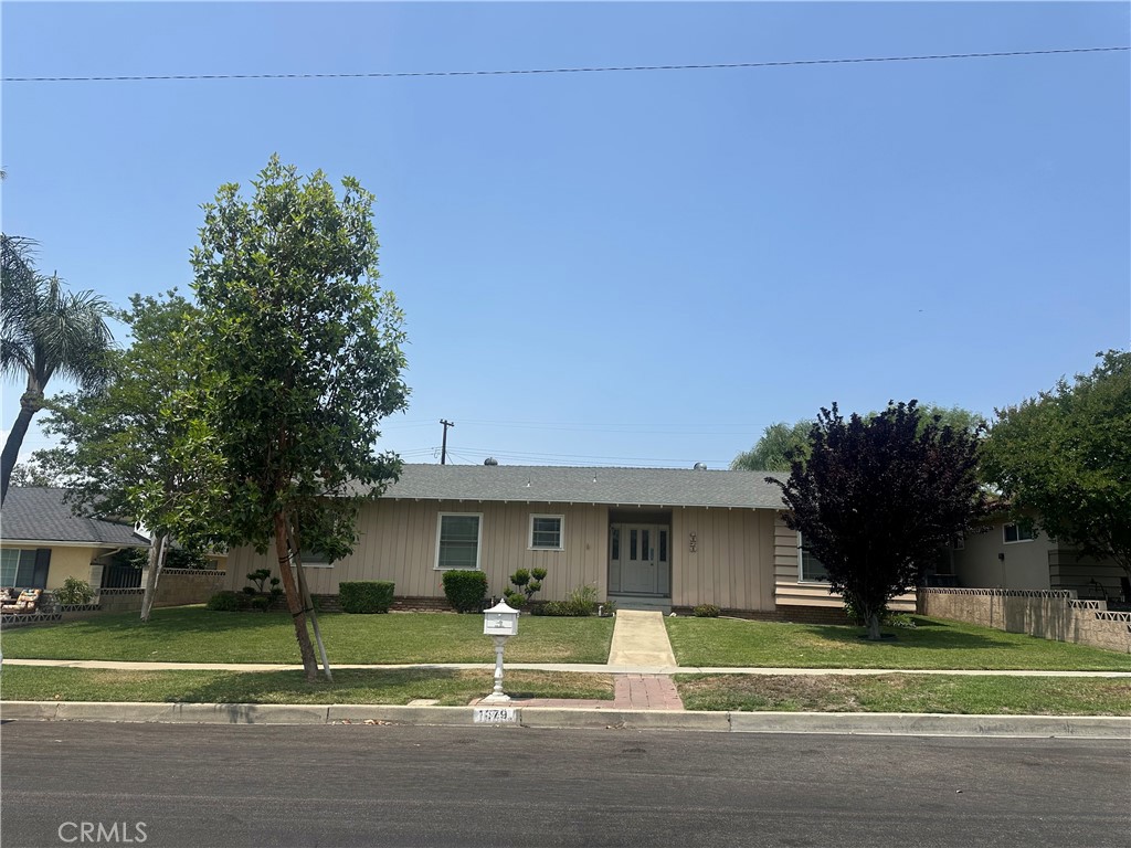 Single story pool home in North Upland. 4 bedrooms & 2 bathrooms. Soft texture newer ceiling. Indoor laundry room. Newer windows. 2
attached car garage. Gated entrance from the alley which can be used for RV parking. Gated sparkling pool. Covered patio/sun-room. Steps away from
beautiful Euclid walking trail. Conveniently located near Colonies shopping center and FWY 210.