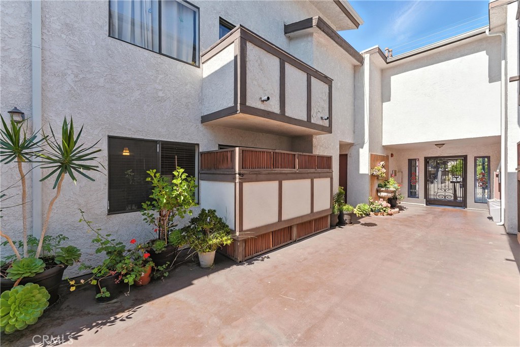 Welcome to this perfect started home! Very well-maintained and beautiful condo. This unit offers an open living area with laminate wood flooring throughout. A spacious loving room with gas burning fireplace that leads to separate dining area. Updated kitchen with fully equipped upgraded appliances, large bedroom and plenty of closet space, and custom paint throughout. Not to mention, a private patio that is just perfect to relax and enjoy privacy. Community offers laundry facilities, pool and two car tandem assigned parking spaces in gated underground garage. Come and take a tour =)