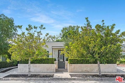 Photo of 429 N Lucerne Boulevard, Los Angeles, CA 90004 (MLS # 26669627)