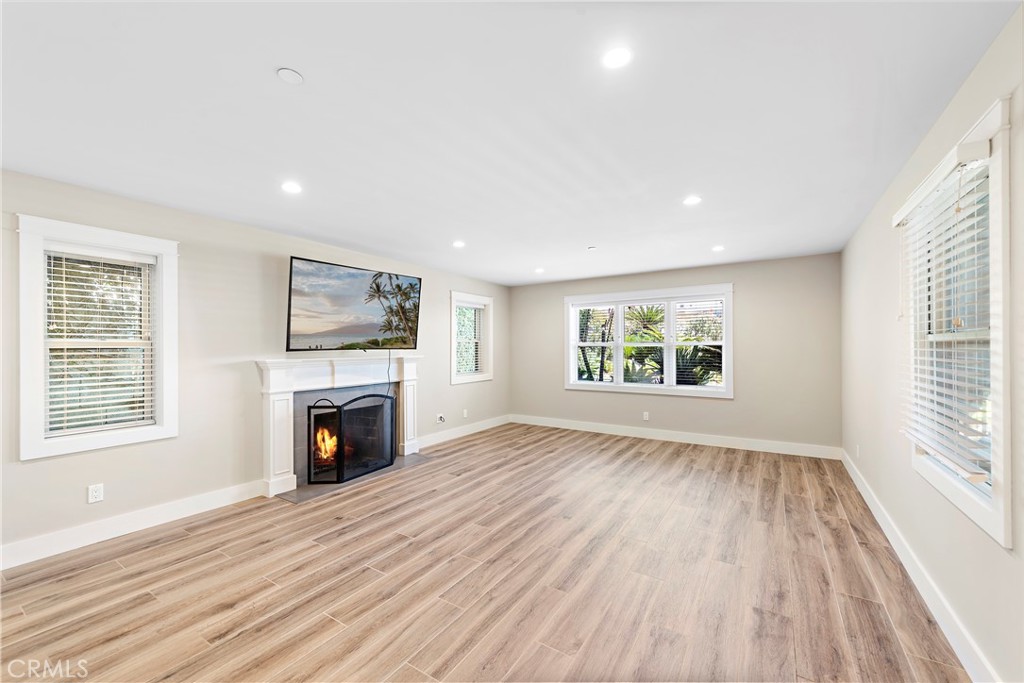 826 Cliff Drive Lower