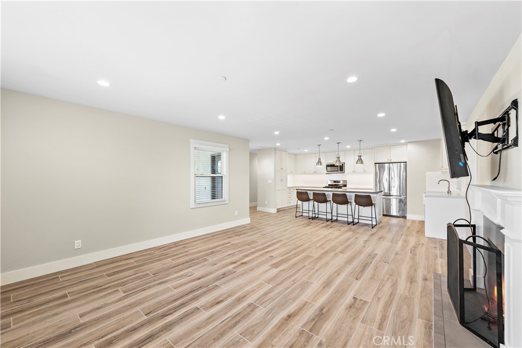 826 Cliff Drive Lower