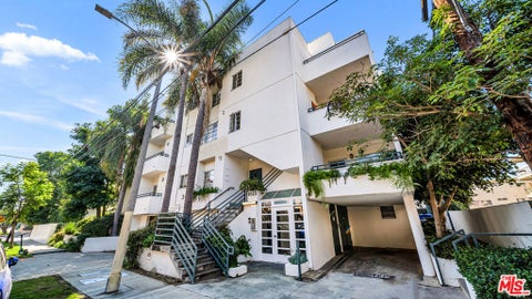 Photo of 1025 S Westgate Avenue #302, Los Angeles, CA 90049 (MLS # 26105084)