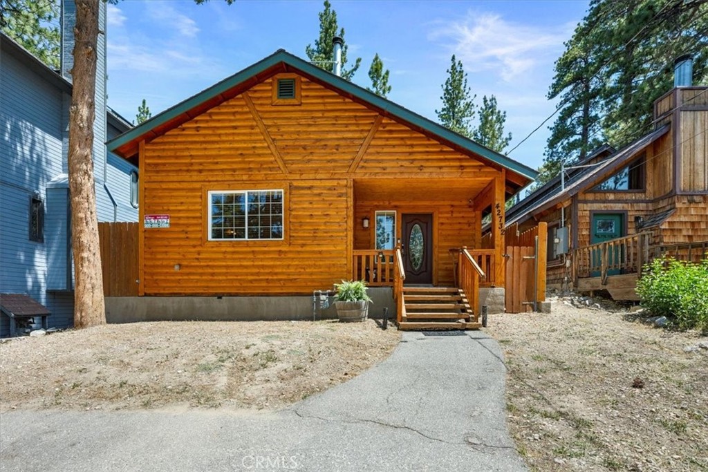 IMMACULATE CONDITION. TURNKEY. Welcome to the perfect mountain getaway. This thoughtfully upgraded home reflects pride of ownership and a warm, inviting atmosphere. It offers an excellent opportunity for investment or personal enjoyment. Enter through a spacious mudroom into an open-concept living area with high ceilings, centered around a freestanding stainless-steel fireplace and brand-new chimney. The well-appointed kitchen features custom cabinetry, granite countertops, and newer stainless-steel appliances. Two generously sized bedrooms each offer private en-suite baths. Outside, enjoy a beautifully landscaped, low-maintenance yard with a gazebo-covered spa, built-in patio seating, and convenient access to the Bear Mountain shuttle, scenic trails, and the Moonridge corridor.