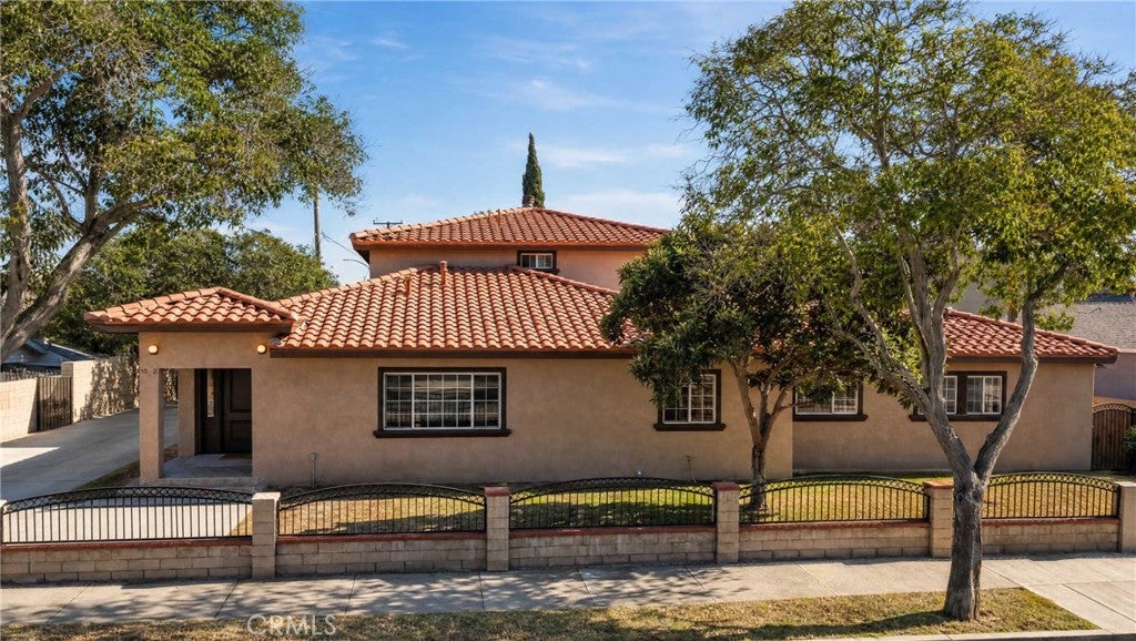 1042 W Mcfadden Avenue