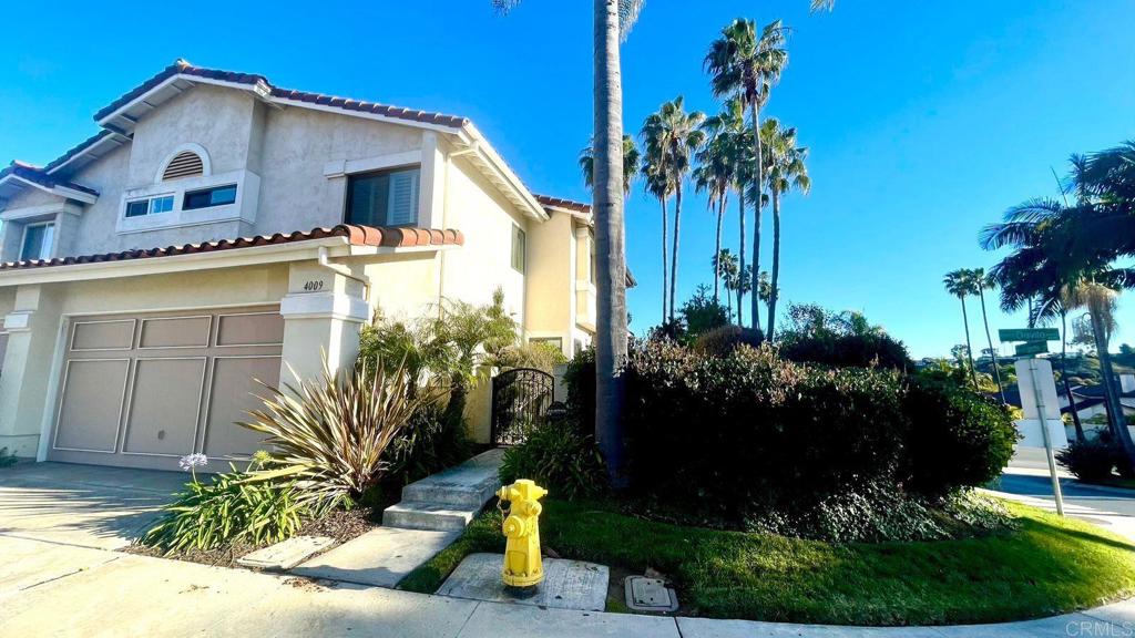 BARCELONA! Prime La Jolla Colony location surrounded by parks with easy access to I-5. This bright end-unit duplex feels like a detached home, featuring 3 bedrooms upstairs, 2.5 baths, and hardwood-style floors throughout. Conveniently close to shopping, dining, and recreation, offering both comfort and privacy in one of San Diego’s most desirable neighborhoods.