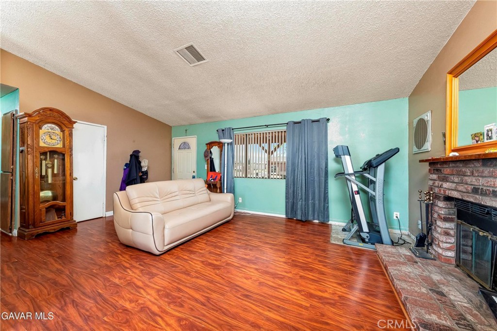 10731 E Avenue R2