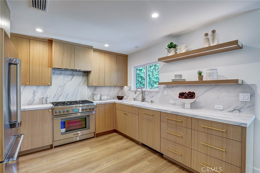 2046 Calvert