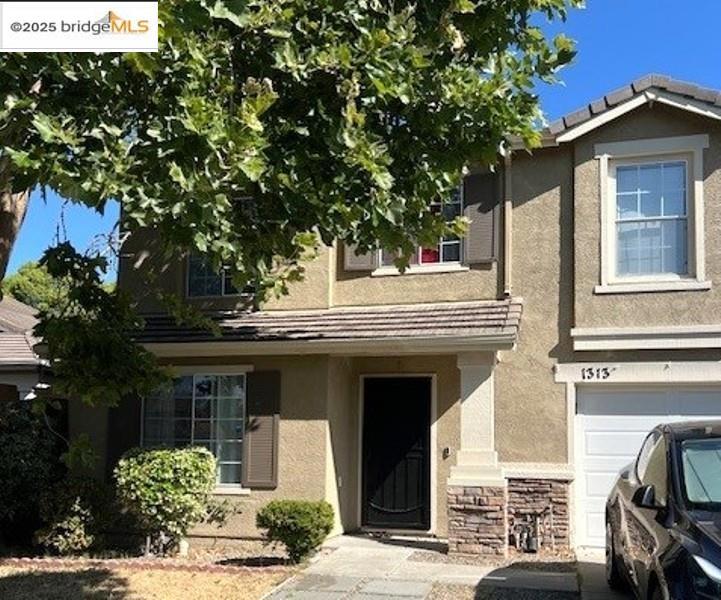 Beautiful two story home in desirable Sienna Park. 4 Bedrooms and 2.5 bathrooms. Vegetables garden in the backyard. Great schools, close to community park. Apply with RentSpree https://apply.link/ExDcWT0