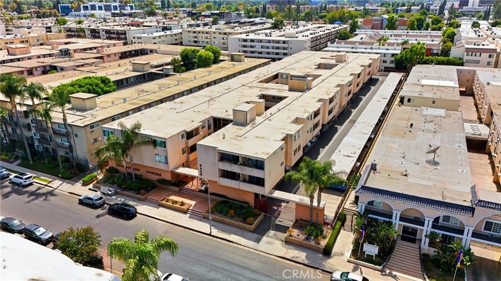 Photo of 5429 Newcastle AVE #303, Encino, CA 91316 (MLS # SR26213978)