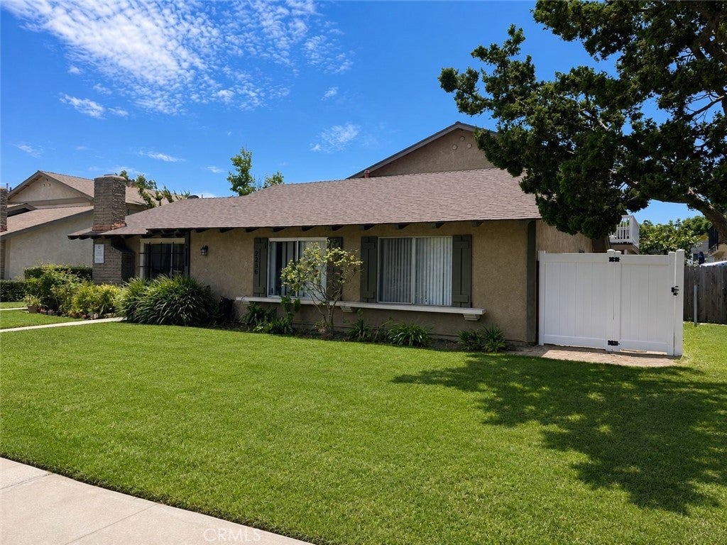 2236 E Franzen