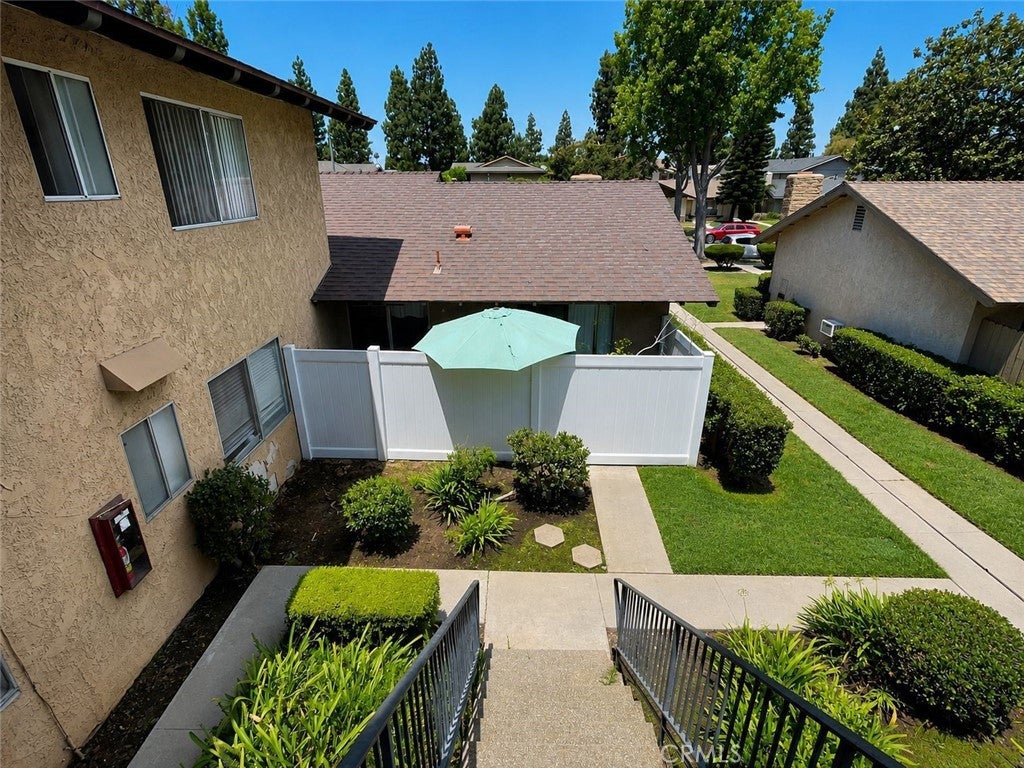 2236 E Franzen