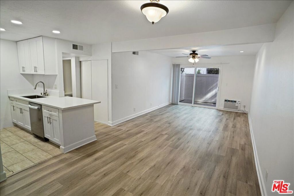 Photo of 18620 Hatteras Street #180, Tarzana, CA 91356 (MLS # 26850813)