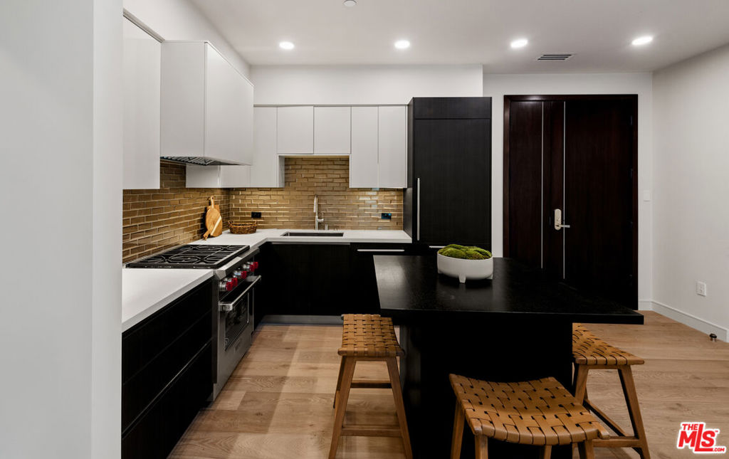 Properties 2 505 S Barrington Avenue 307