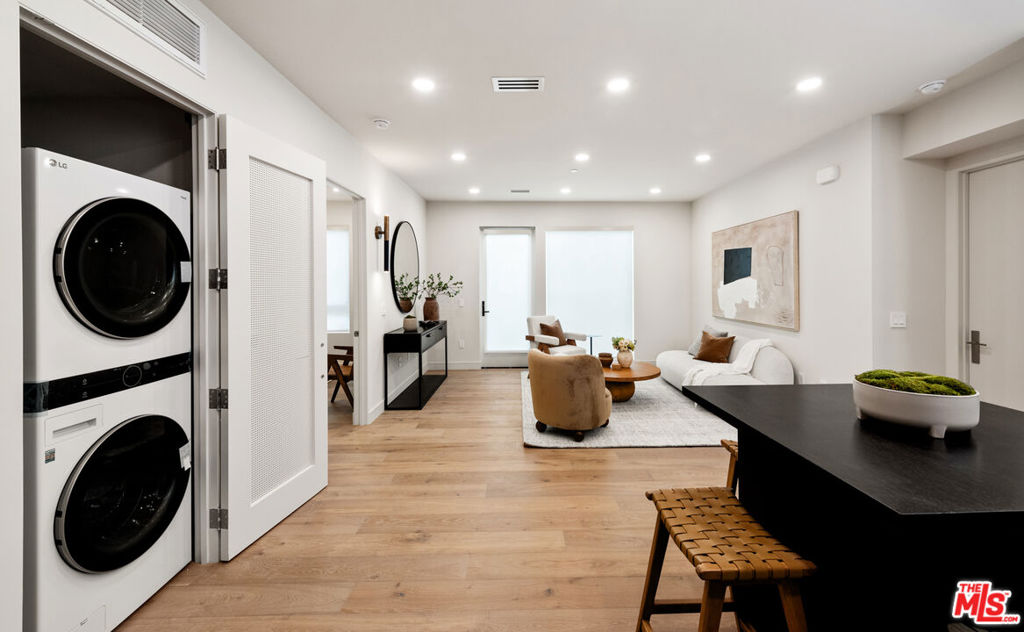 Properties 4 505 S Barrington Avenue 307