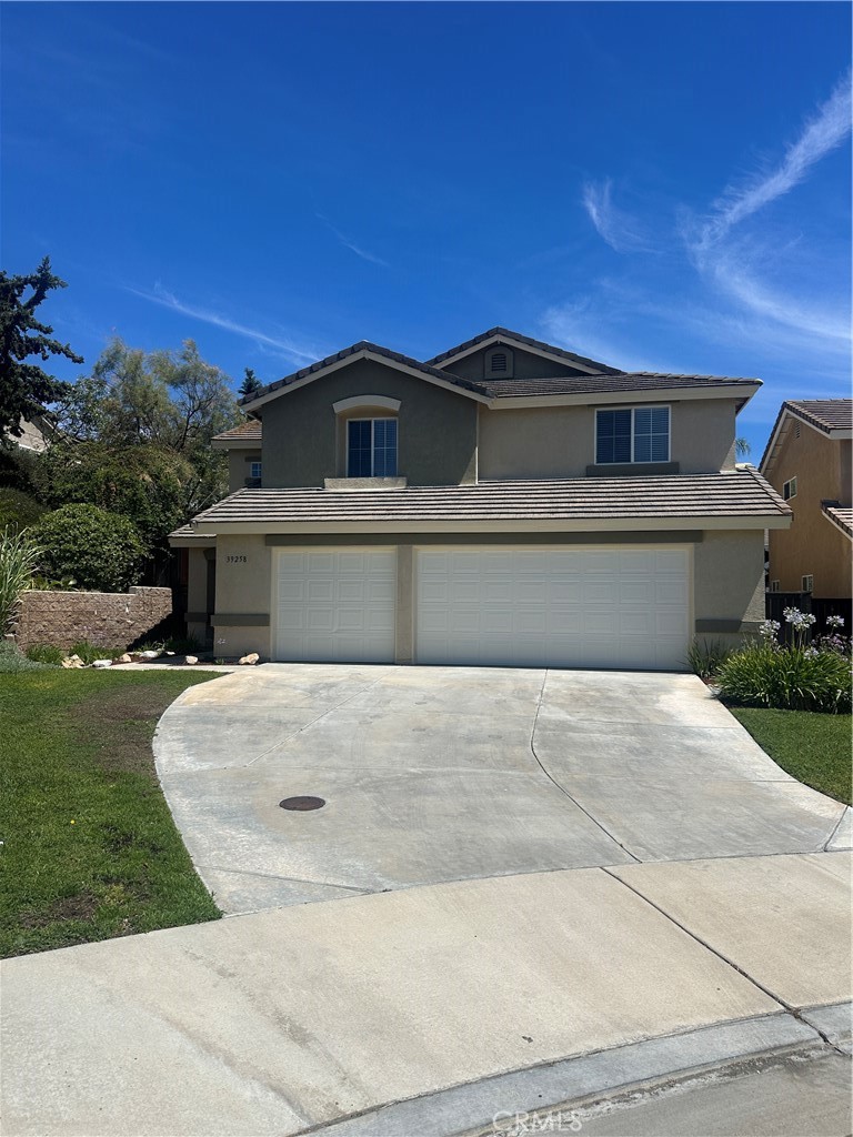 Beautiful!
New paint and carpet. Cul-de-sac! Large back yard.
Three car garage.
FIVE Bedrooms and 2.5 Bathrooms.
Easy access to the freeway and the mall.
Great schools
Low taxes