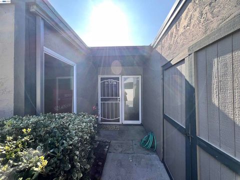 Photo of 723 723 Sandpiper Cmn Cmn, Livermore, CA 94551 (MLS # 41125409)