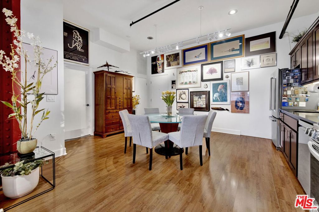 253 S Broadway 403