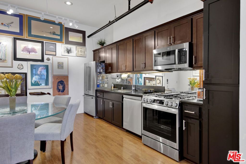 253 S Broadway 403