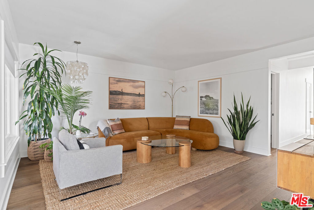 ***Showings will happen the week of 9/15*** Short-term, furnished lease available on October 10th for6-8 months! Charming on Cabrillo! Private, well-lit, simple and elegant! The rooftop deck provides panoramic views and picturesque French doors open to the front garden from the kitchen and dining areas. Hardwood and concrete floors throughout. Amenities include: cable HDTV, Apple TV, wireless speaker. Just one block to the trendy Abbot Kinney Ave., 4 blocks to Venice Beach & Boardwalk, ten minutes to the Venice Canals and Santa Monica's Main Street.