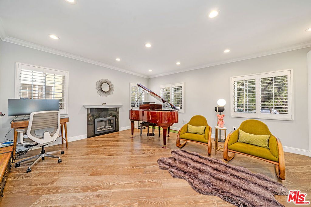 Photo of 681 S Bronson Avenue, Los Angeles, CA 90005 (MLS # 26800013)