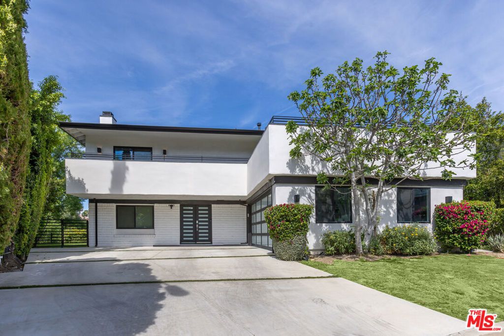 Photo of 22623 Cavalier Street, Woodland Hills, CA 91364 (MLS # 26656583)