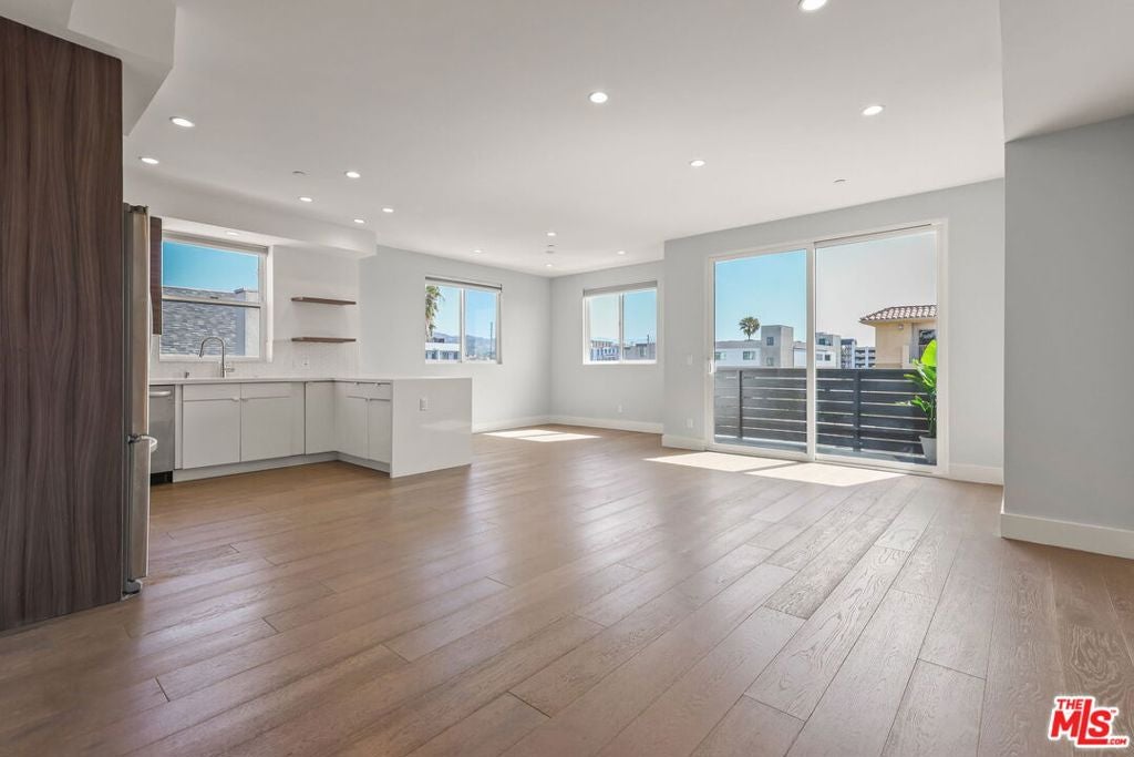 935 N Hudson Avenue 401, Los Angeles CA 90038