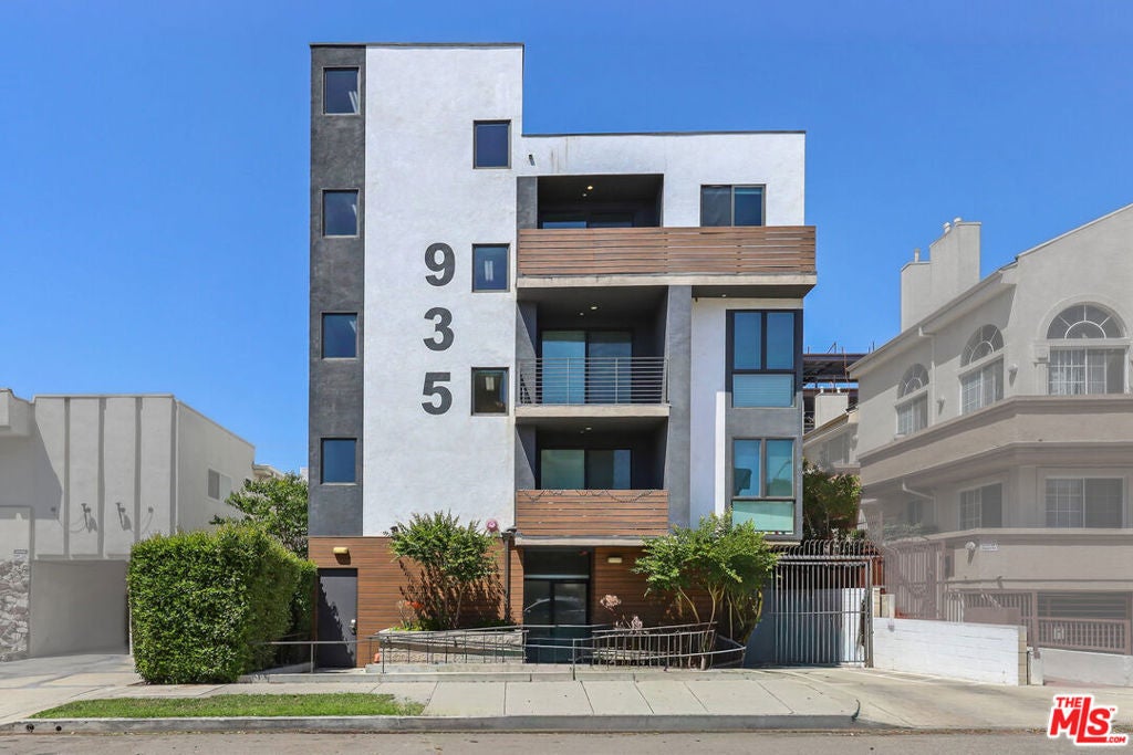 935 N Hudson Avenue 401