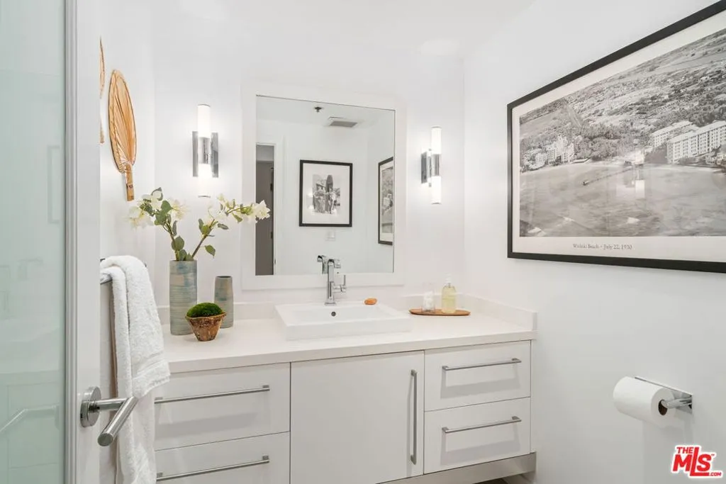 Santa Monica, California 90405, United States, 1 Bedroom Bedrooms, ,2 BathroomsBathrooms,Residential,Active,141271