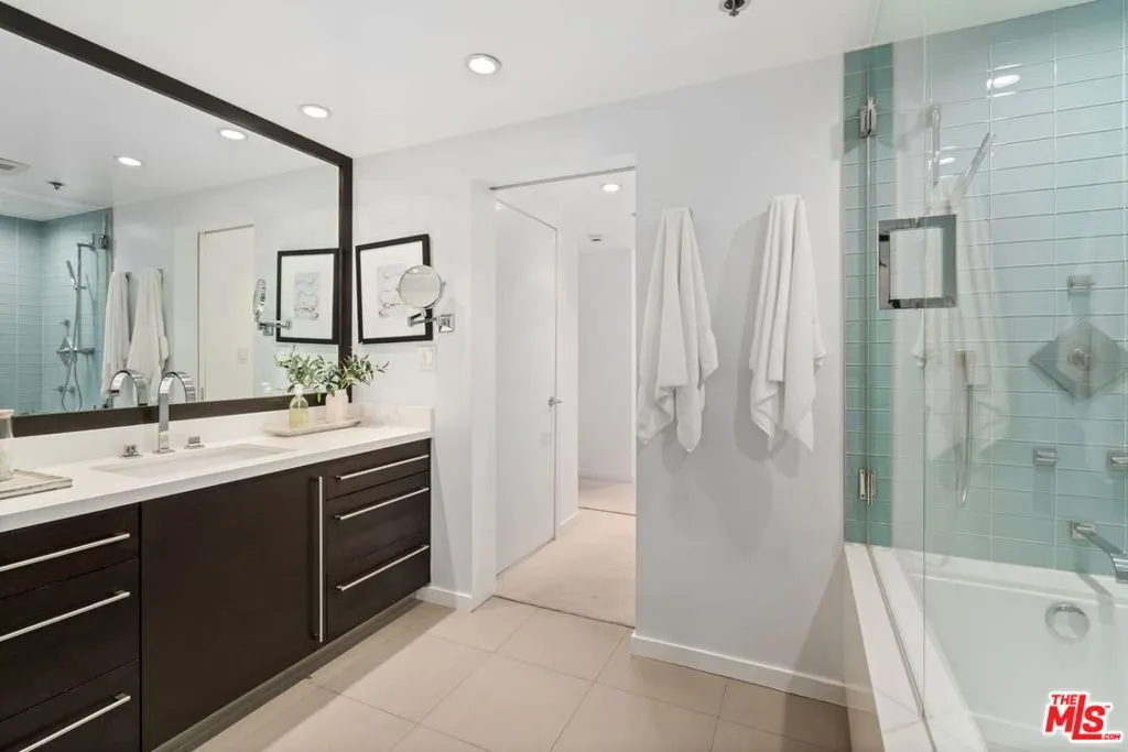 Santa Monica, California 90405, United States, 1 Bedroom Bedrooms, ,2 BathroomsBathrooms,Residential,Active,141271