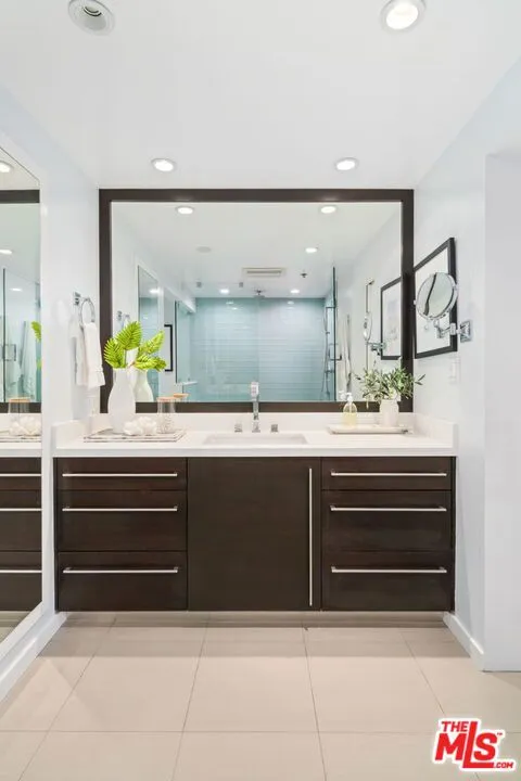 Santa Monica, California 90405, United States, 1 Bedroom Bedrooms, ,2 BathroomsBathrooms,Residential,Active,141271