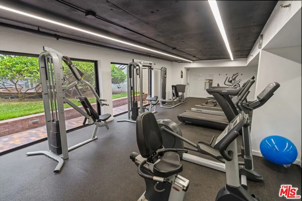 Santa Monica, California 90405, United States, 1 Bedroom Bedrooms, ,2 BathroomsBathrooms,Residential,Active,141271