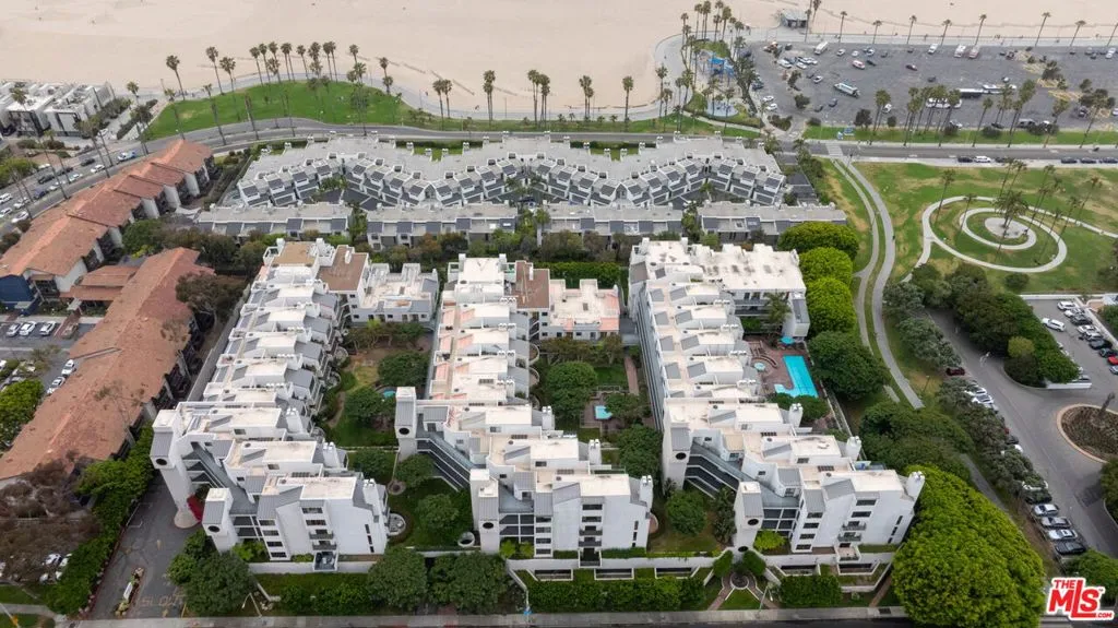 Santa Monica, California 90405, United States, 1 Bedroom Bedrooms, ,2 BathroomsBathrooms,Residential,Active,141271