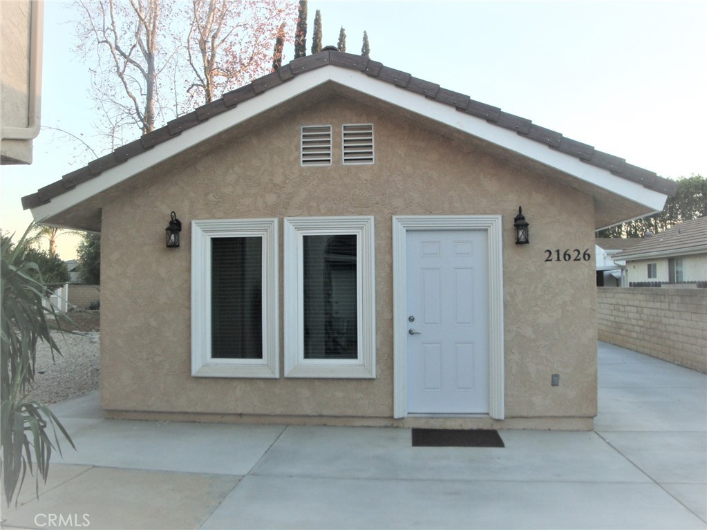 Gorgeous Newer Construction Single Family Residence.Built 2021. 1 Bedroom, 1 Bath in a Quiet Chatsworth Community. Bright Open g Floor Plan, All Around Custom Flooring, LED Recessed Lights. Gourmet Kitchen with Quarts Counter Tops, Full Back Splash. Self Closing Kitchen Cabinet. Newer Samsung 5 Burner Gas Range Oven, Newer Samsung Microwave and Newer Samsung Dishwasher, In Door Laundry area with Stackable LG Washer and Dryer. New Bathroom with Frameless Shower Door and Quartz Counter Vanity Sink. Large Bedroom with walk In Closet with lots of Storage Space. Newer Aircondition Unit. Relax in a Sparkling swimming pool after a day's work. Private Parking with separate Entrance.