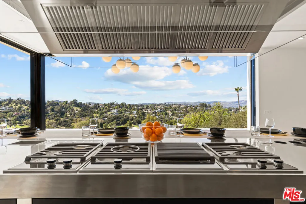 Woodland Hills, California 91364, United States, 4 Bedrooms Bedrooms, ,6 BathroomsBathrooms,Residential,Active,138180