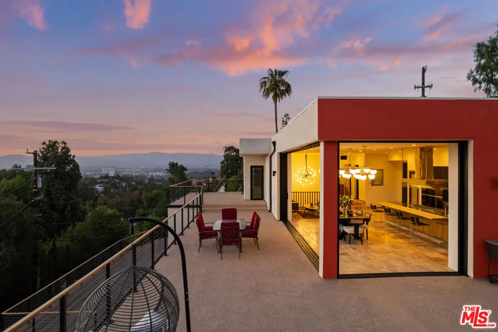 Woodland Hills, California 91364, United States, 4 Bedrooms Bedrooms, ,6 BathroomsBathrooms,Residential,Active,138180