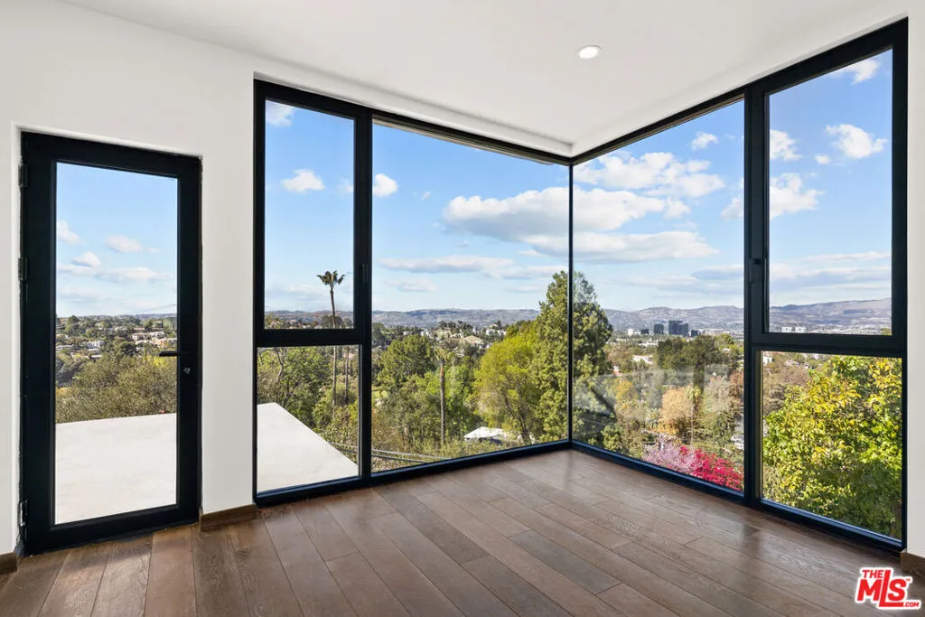 Woodland Hills, California 91364, United States, 4 Bedrooms Bedrooms, ,6 BathroomsBathrooms,Residential,Active,138180