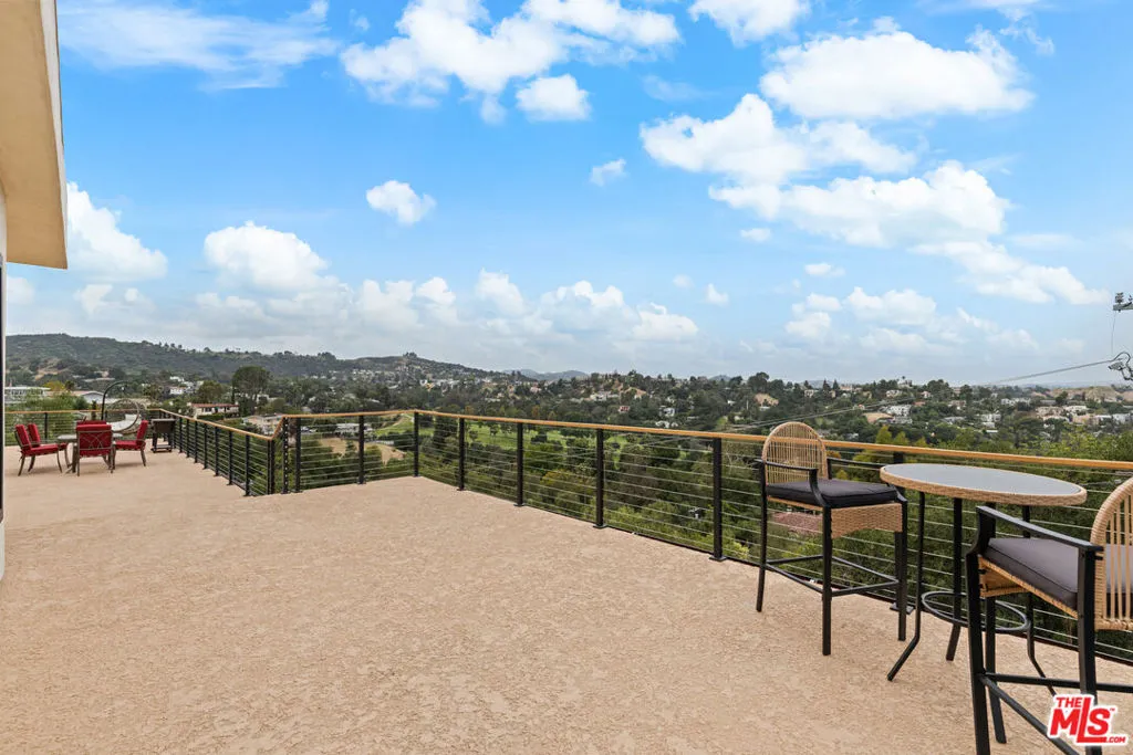 Woodland Hills, California 91364, United States, 4 Bedrooms Bedrooms, ,6 BathroomsBathrooms,Residential,Active,138180