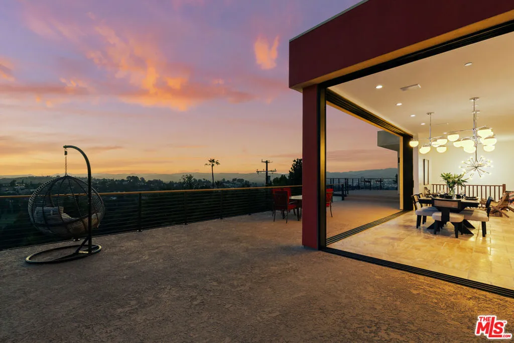 Woodland Hills, California 91364, United States, 4 Bedrooms Bedrooms, ,6 BathroomsBathrooms,Residential,Active,138180