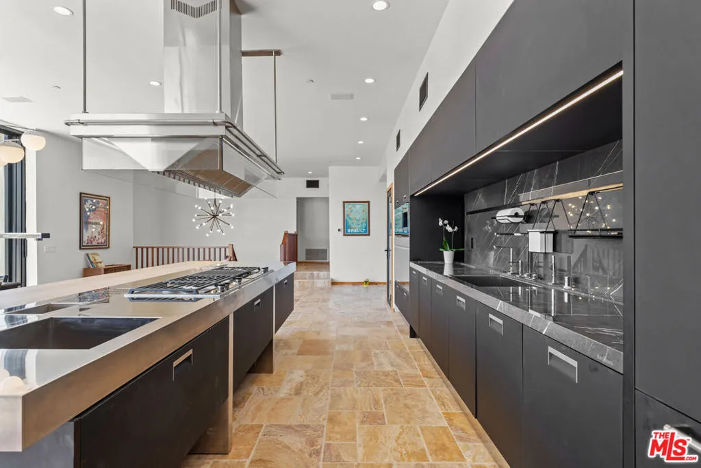 Woodland Hills, California 91364, United States, 4 Bedrooms Bedrooms, ,6 BathroomsBathrooms,Residential,Active,138180