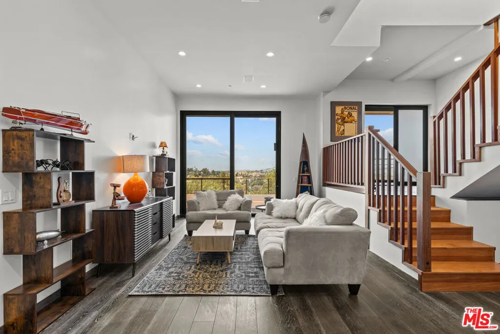 Woodland Hills, California 91364, United States, 4 Bedrooms Bedrooms, ,6 BathroomsBathrooms,Residential,Active,138180