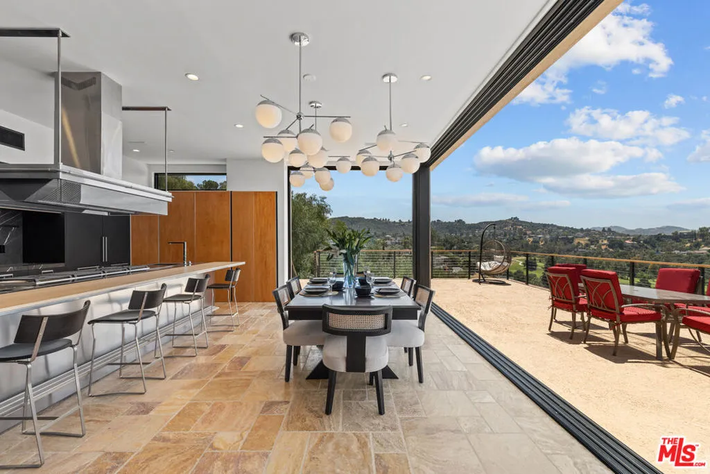 Woodland Hills, California 91364, United States, 4 Bedrooms Bedrooms, ,6 BathroomsBathrooms,Residential,Active,138180