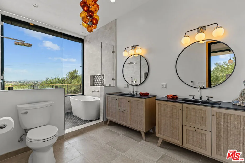 Woodland Hills, California 91364, United States, 4 Bedrooms Bedrooms, ,6 BathroomsBathrooms,Residential,Active,138180