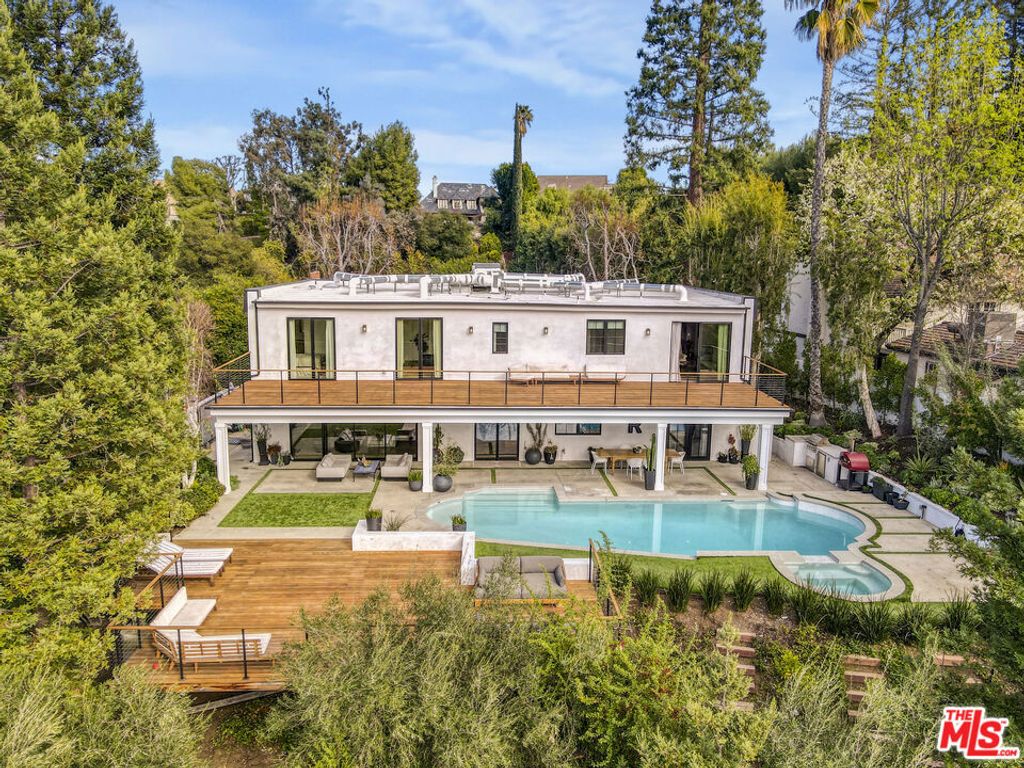 Photo of 18321 Lake Encino Drive, Encino, CA 91316 (MLS # 26639137)