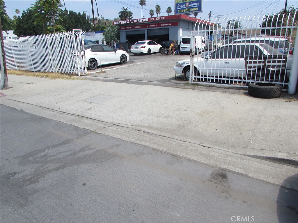 Main image without alt text