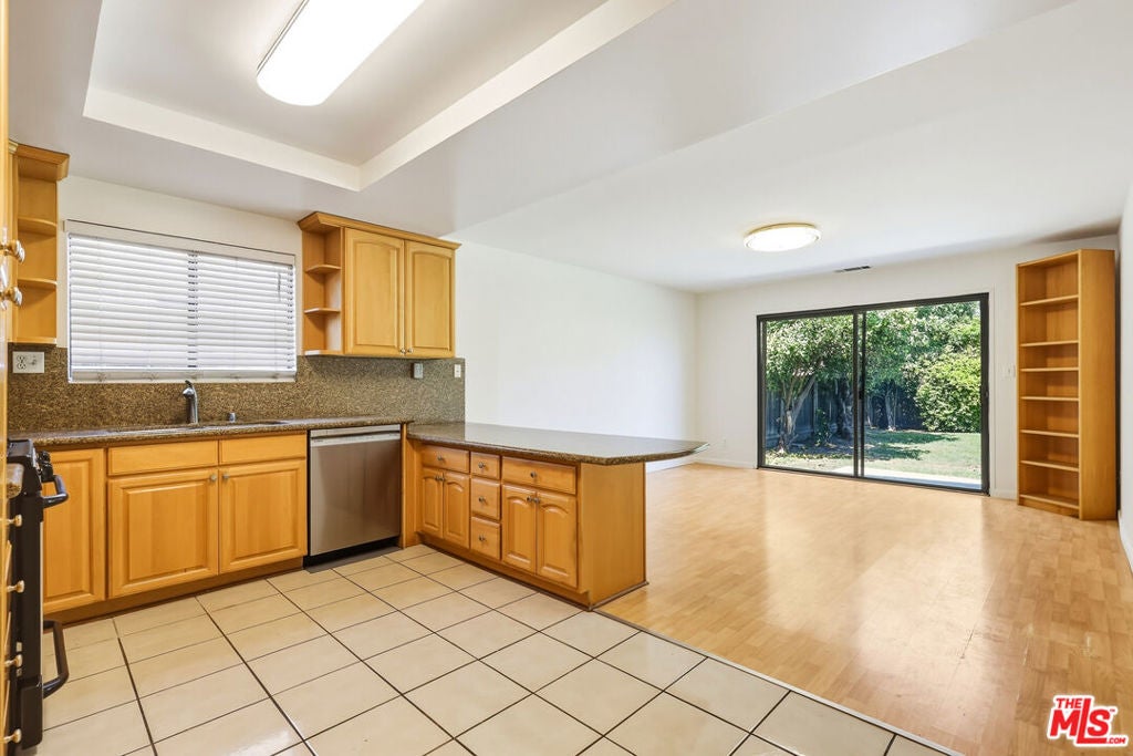 Photo of 22451 Dolorosa Street, Woodland Hills, CA 91367 (MLS # 26989507)