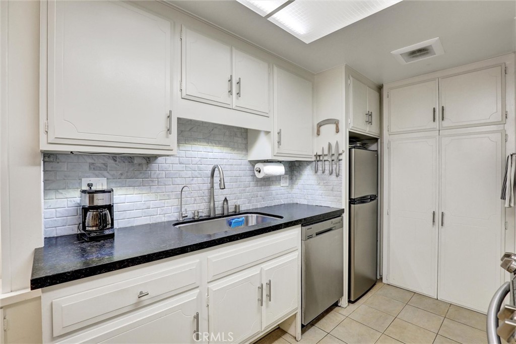 2276 2276 Via Mariposa East D