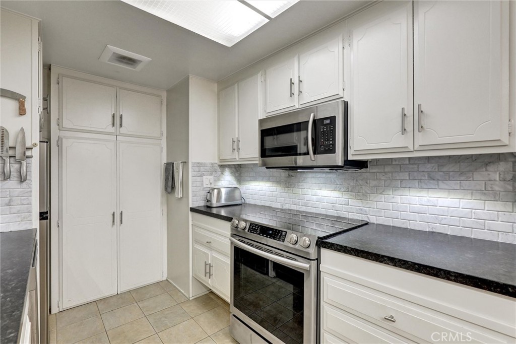 2276 2276 Via Mariposa East D