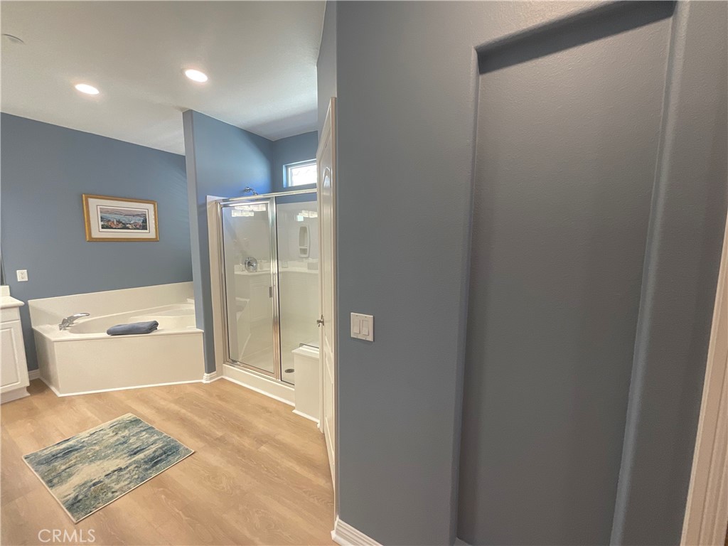 Four Seasons (33106) - Residential