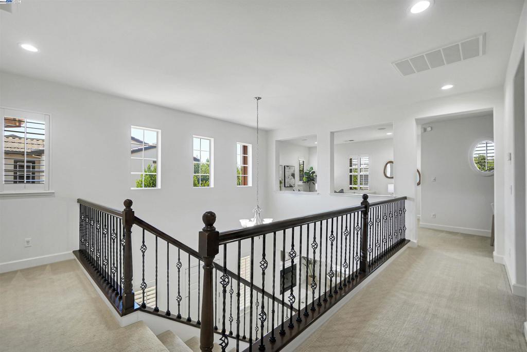 MOUNTAIN HOUSE - Residential