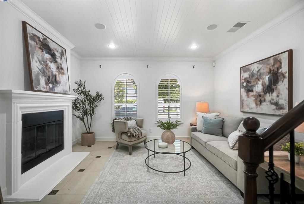 MOUNTAIN HOUSE - Residential